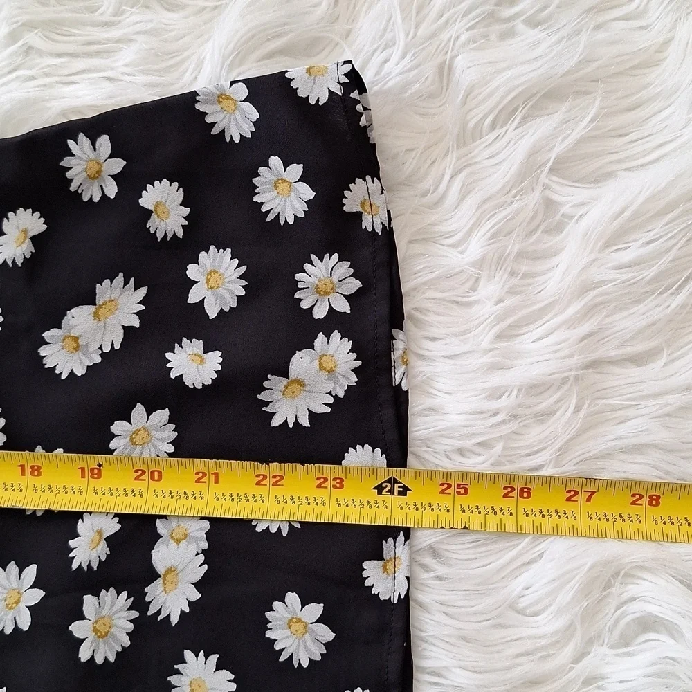 Socialite Daisy Print Top - Picture 11 of 13